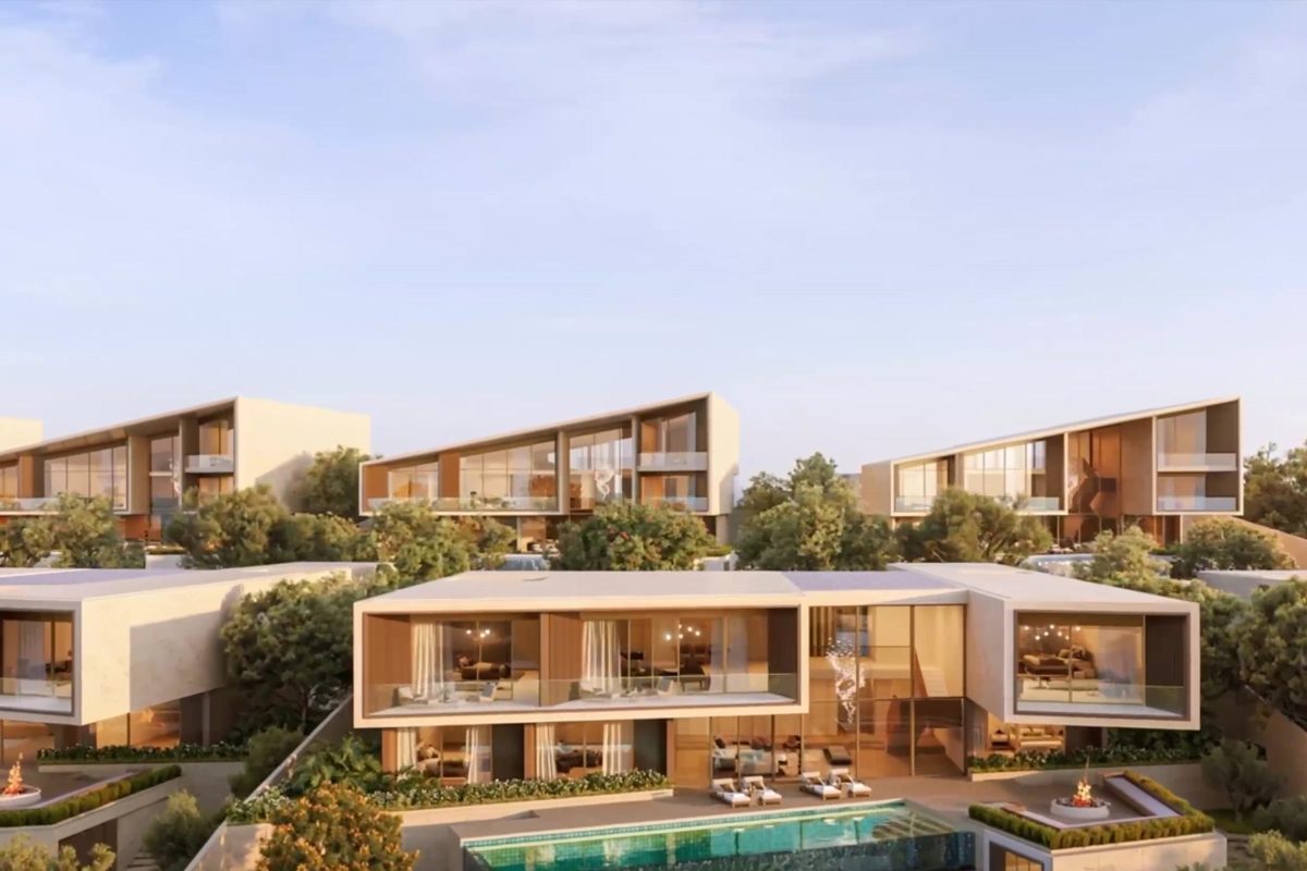 Villas contemporaines étagées sur une colline paysagée au-dessus du rivage, chacune avec terrasse et piscine, lumière du soir