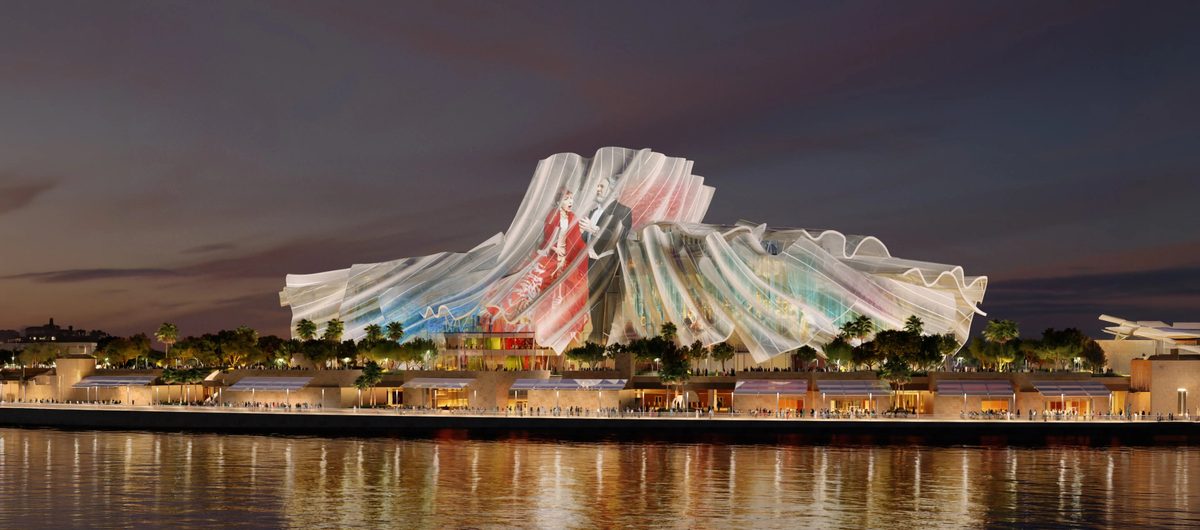 Dar Al Funoon, une salle de spectacle à la façade sculptée façon tissu drapé, illuminée au crépuscule le long de la promenade